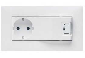 864123 Niloe step combined socket 2P+E/USB white