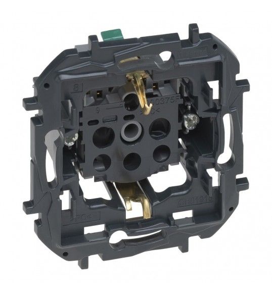 864020B Niloe step 2P+E schuko socket with auto terminals